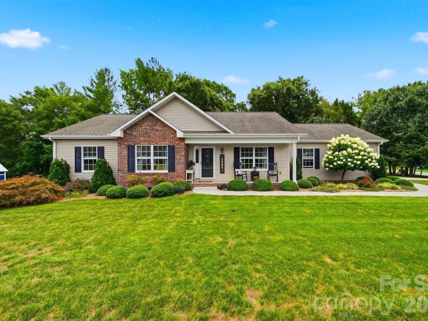 2404 23rd Street Drive, Hickory, NC 28601.  MLS# CAR4406434, YatesRealty ID 39438. 