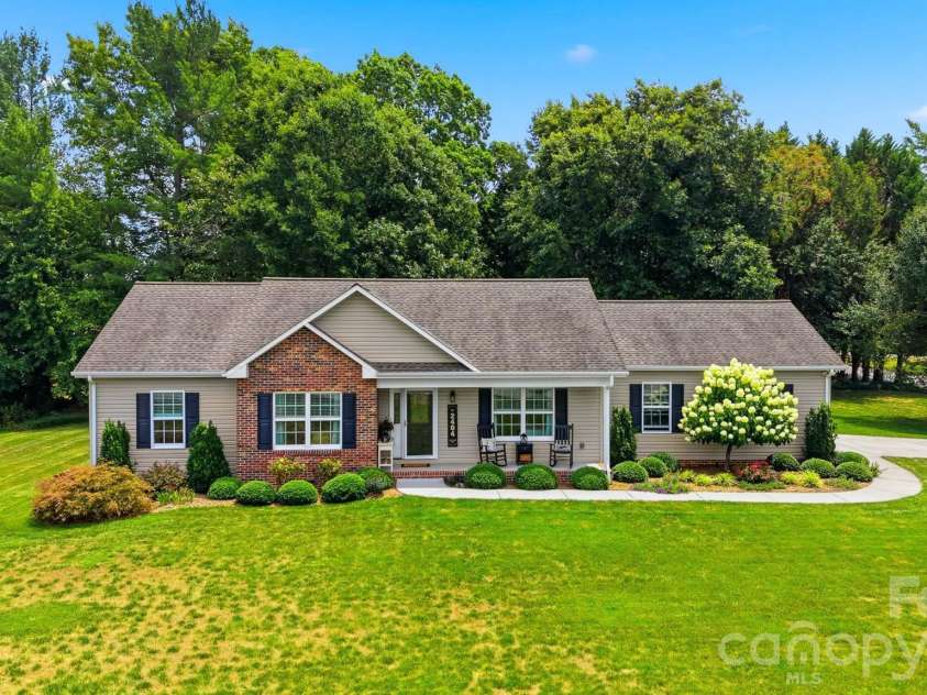 2404 23rd Street Drive, Hickory, NC 28601.  MLS# CAR4406434, YatesRealty ID 39438. 