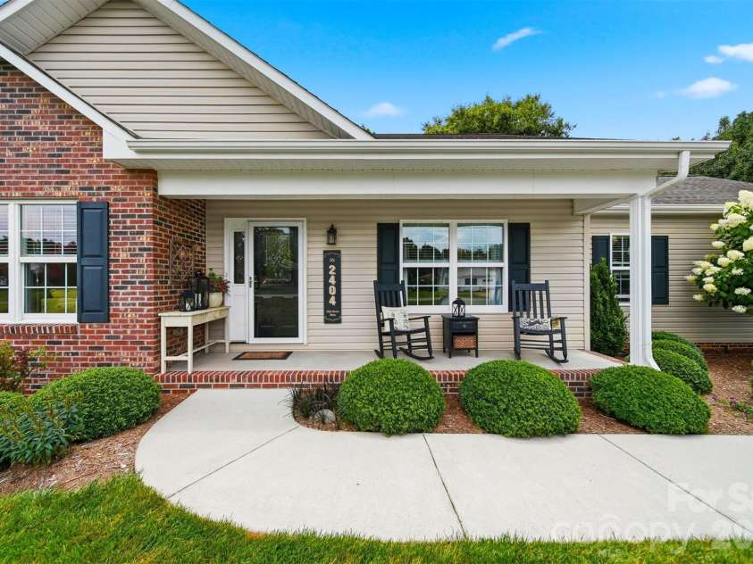 2404 23rd Street Drive, Hickory, NC 28601.  MLS# CAR4406434, YatesRealty ID 39438. 