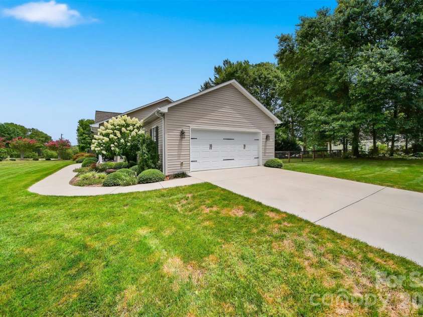 2404 23rd Street Drive, Hickory, NC 28601.  MLS# CAR4406434, YatesRealty ID 39438. 
