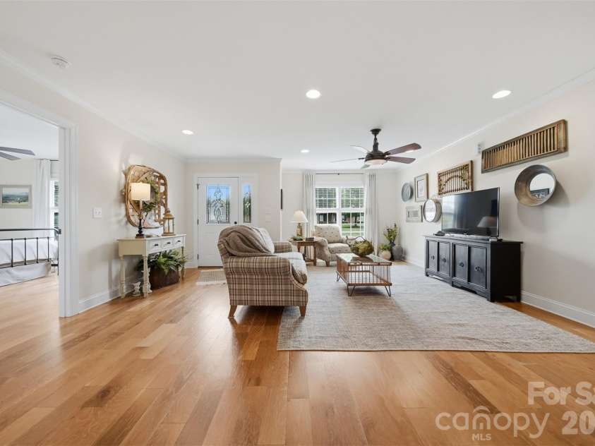 2404 23rd Street Drive, Hickory, NC 28601.  MLS# CAR4406434, YatesRealty ID 39438. 