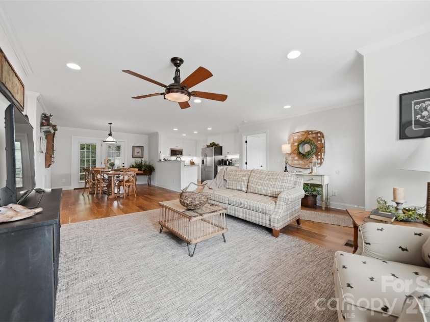 2404 23rd Street Drive, Hickory, NC 28601.  MLS# CAR4406434, YatesRealty ID 39438. 