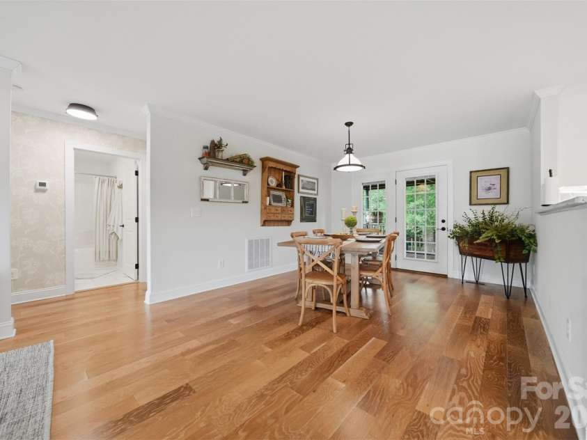 2404 23rd Street Drive, Hickory, NC 28601.  MLS# CAR4406434, YatesRealty ID 39438. 