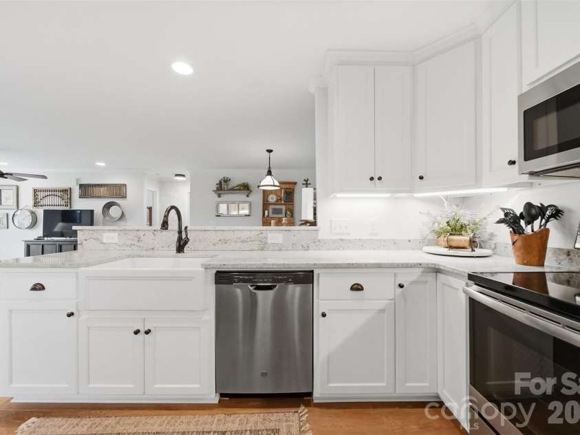 2404 23rd Street Drive, Hickory, NC 28601.  MLS# CAR4406434, YatesRealty ID 39438. 