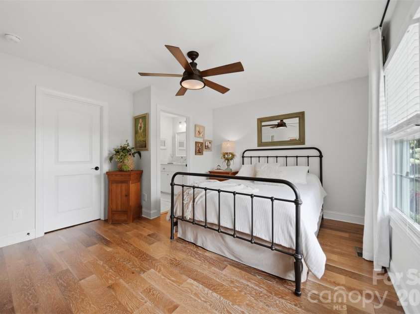 2404 23rd Street Drive, Hickory, NC 28601.  MLS# CAR4406434, YatesRealty ID 39438. 