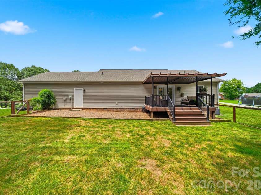 2404 23rd Street Drive, Hickory, NC 28601.  MLS# CAR4406434, YatesRealty ID 39438. 