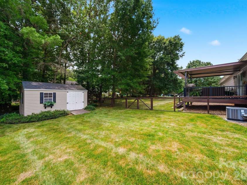 2404 23rd Street Drive, Hickory, NC 28601.  MLS# CAR4406434, YatesRealty ID 39438. 