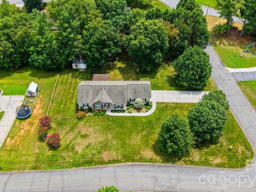 2404 23rd Street Drive, Hickory, NC 28601.  MLS# CAR4406434, YatesRealty ID 39438. 