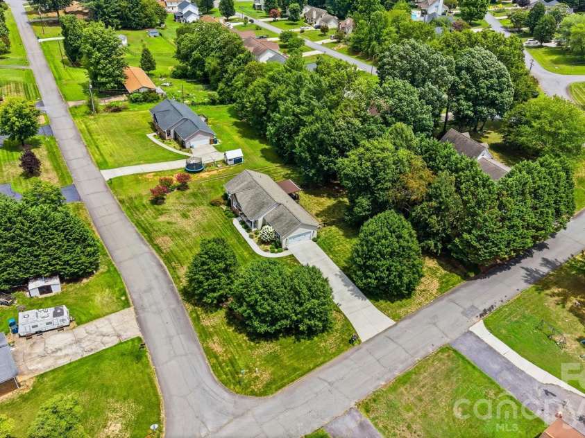 2404 23rd Street Drive, Hickory, NC 28601.  MLS# CAR4406434, YatesRealty ID 39438. 