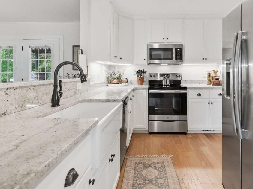 2404 23rd Street Drive, Hickory, NC 28601.  MLS# CAR4406434, YatesRealty ID 39438. 