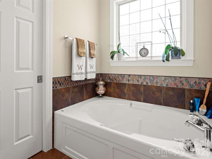 47 Drakes Meadow Lane, Arden, NC 28704.  MLS# CAR4382359, YatesRealty ID 39439. 