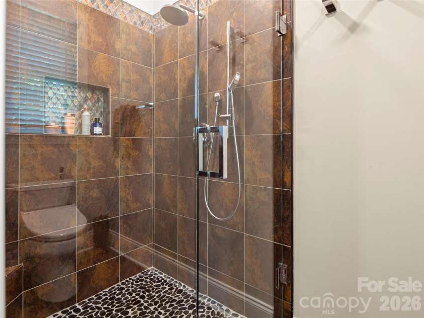 47 Drakes Meadow Lane, Arden, NC 28704.  MLS# CAR4382359, YatesRealty ID 39439. Beautiful tiled primary shower