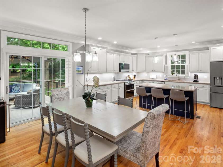 47 Drakes Meadow Lane, Arden, NC 28704.  MLS# CAR4382359, YatesRealty ID 39439. Large Open Eat in Kitchen