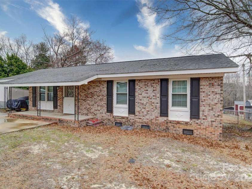 102 Wilshire Avenue, Hamlet, NC 28345.  MLS# CAR4232474, YatesRealty ID 3944. Front of house