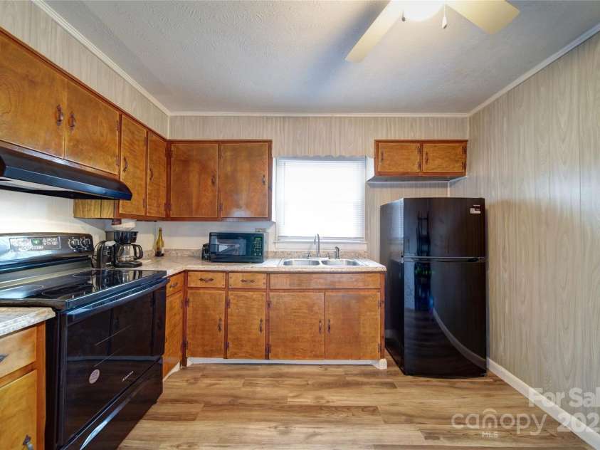 102 Wilshire Avenue, Hamlet, NC 28345.  MLS# CAR4232474, YatesRealty ID 3944. Kitchen