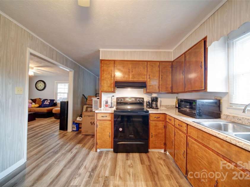 102 Wilshire Avenue, Hamlet, NC 28345.  MLS# CAR4232474, YatesRealty ID 3944. Kitchen