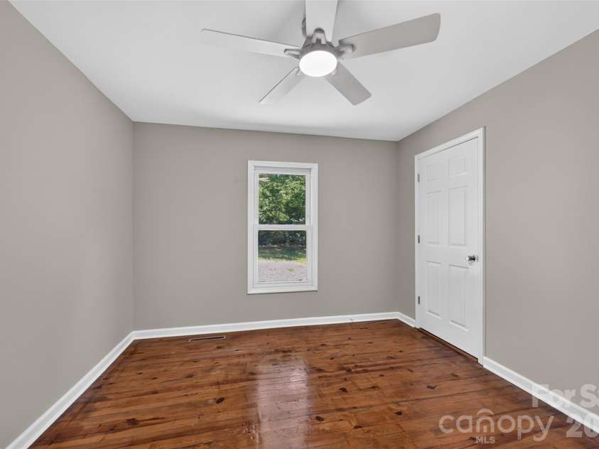 620 10th Street Boulevard, Hickory, NC 28601.  MLS# CAR4406989, YatesRealty ID 39441. 