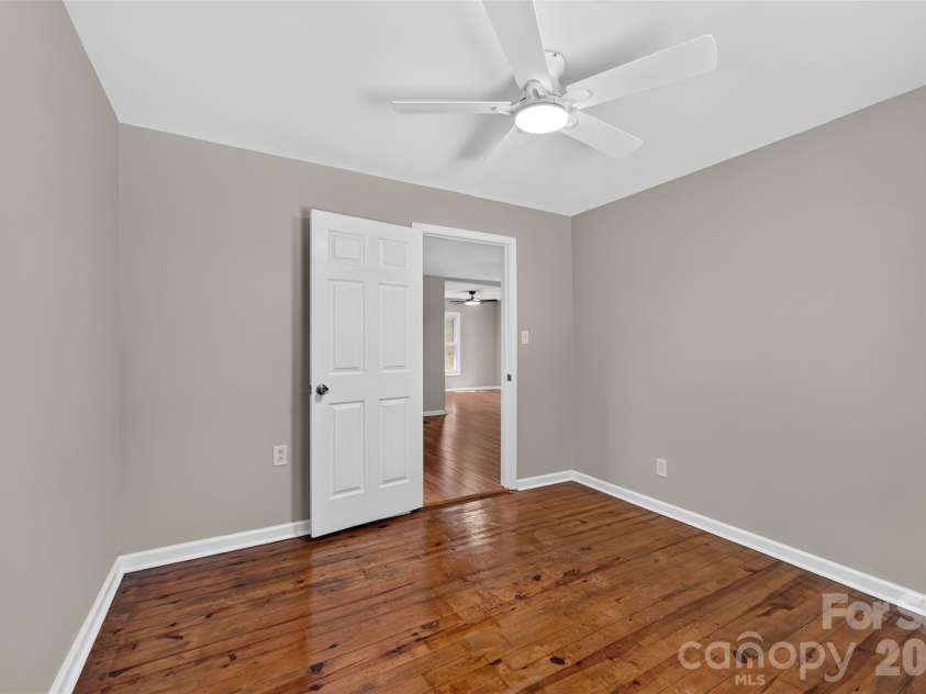 620 10th Street Boulevard, Hickory, NC 28601.  MLS# CAR4406989, YatesRealty ID 39441. 