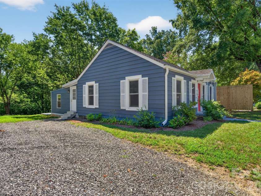 620 10th Street Boulevard, Hickory, NC 28601.  MLS# CAR4406989, YatesRealty ID 39441. 