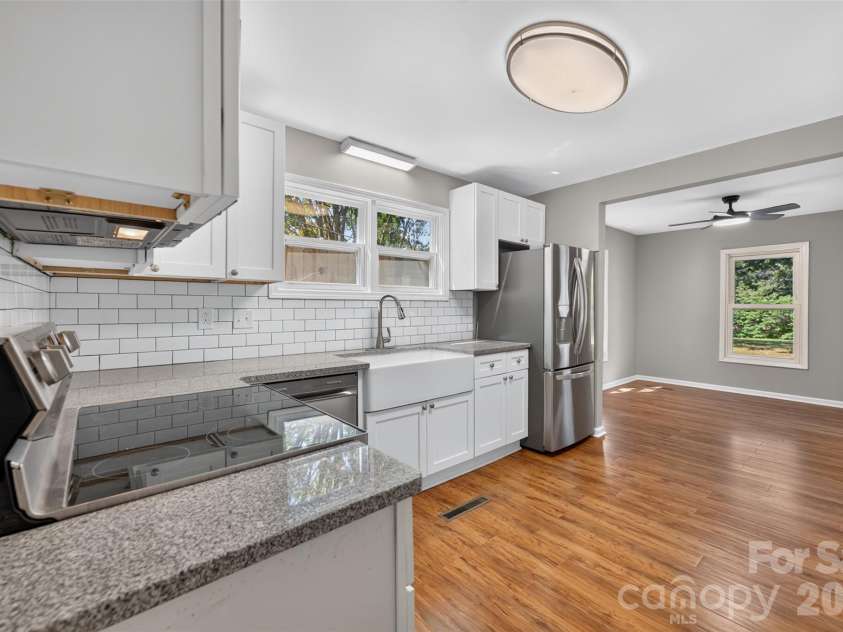 620 10th Street Boulevard, Hickory, NC 28601.  MLS# CAR4406989, YatesRealty ID 39441. All new appliances!