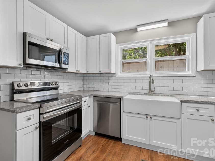 620 10th Street Boulevard, Hickory, NC 28601.  MLS# CAR4406989, YatesRealty ID 39441. Classic subway tile backsplash!