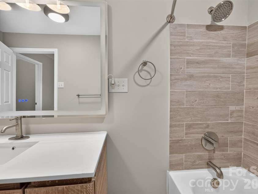 620 10th Street Boulevard, Hickory, NC 28601.  MLS# CAR4406989, YatesRealty ID 39441. Gorgeous tiled tub!