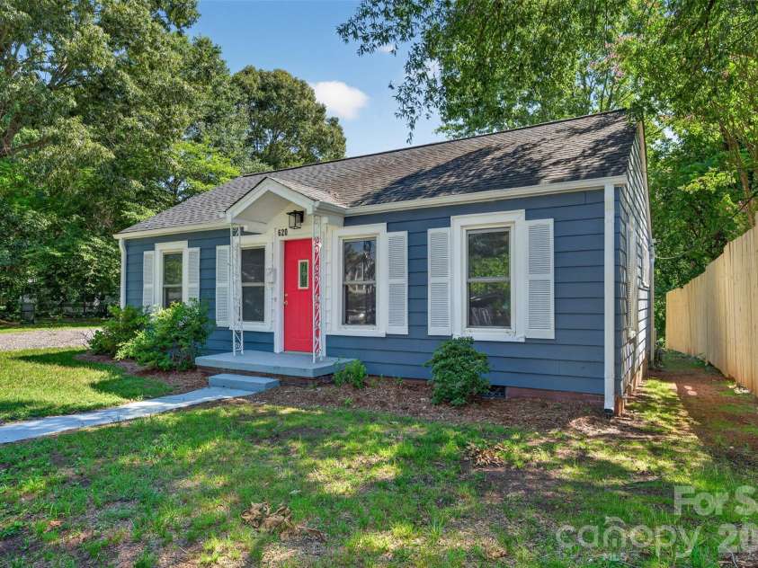 620 10th Street Boulevard, Hickory, NC 28601.  MLS# CAR4406989, YatesRealty ID 39441. Nice level lot!