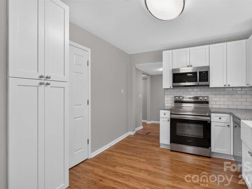 620 10th Street Boulevard, Hickory, NC 28601.  MLS# CAR4406989, YatesRealty ID 39441. Nice size pantry!