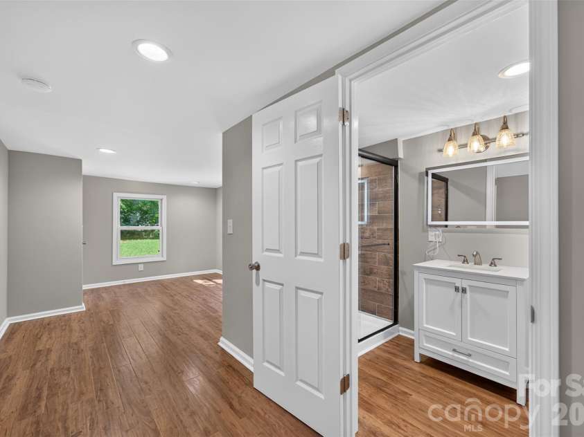 620 10th Street Boulevard, Hickory, NC 28601.  MLS# CAR4406989, YatesRealty ID 39441. Primary en suite