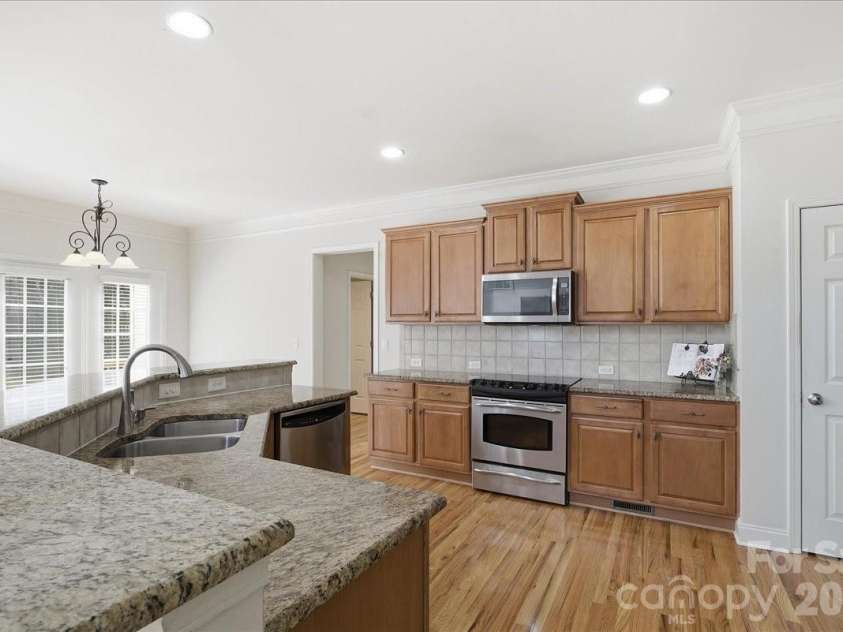 6055 Latta Springs Circle, Huntersville, NC 28078.  MLS# CAR4405877, YatesRealty ID 39443. Enough space for multiple people to be in the kitchen at the same time