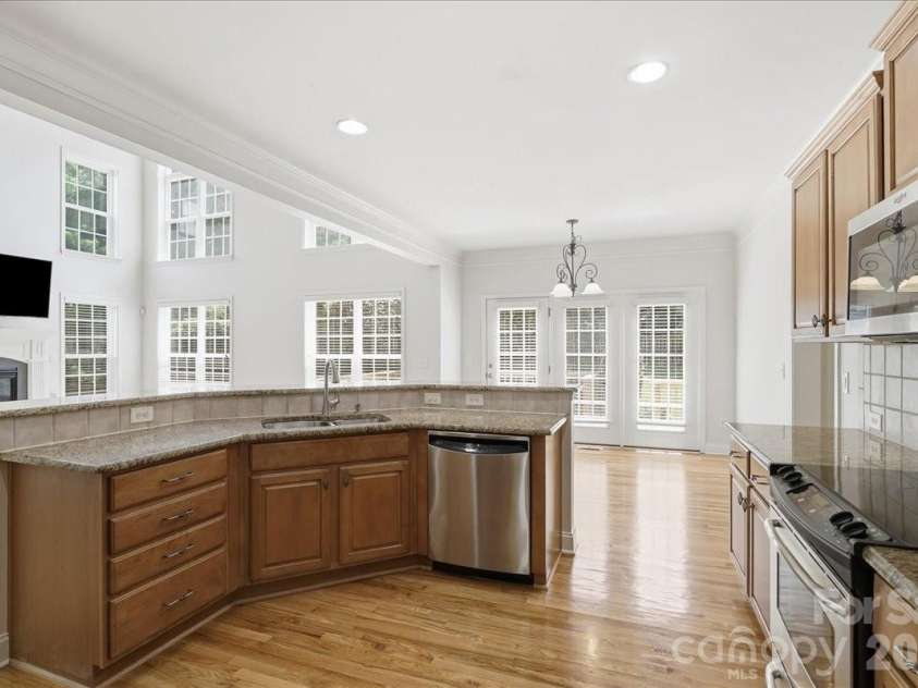 6055 Latta Springs Circle, Huntersville, NC 28078.  MLS# CAR4405877, YatesRealty ID 39443. Large kitchen with breakfast bar