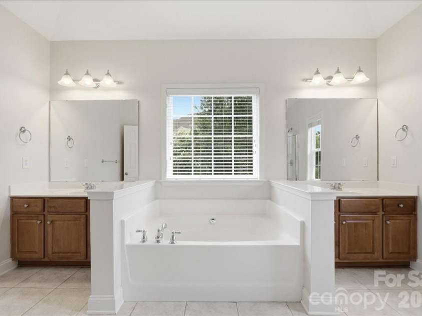 6055 Latta Springs Circle, Huntersville, NC 28078.  MLS# CAR4405877, YatesRealty ID 39443. Primary bath