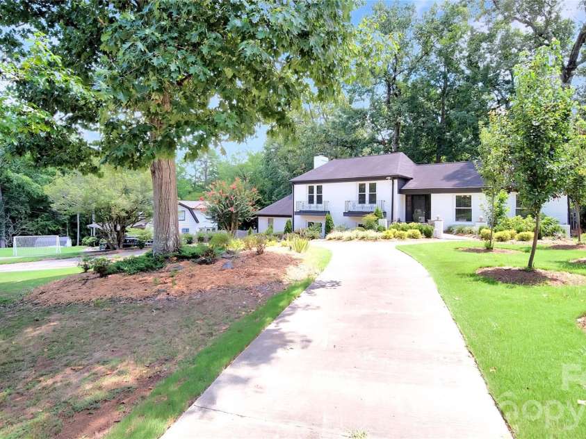 1634 Lumarka Drive, Charlotte, NC 28212.  MLS# CAR4387131, YatesRealty ID 39446. 