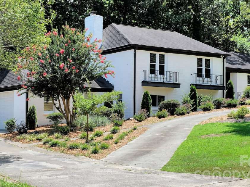 1634 Lumarka Drive, Charlotte, NC 28212.  MLS# CAR4387131, YatesRealty ID 39446. 