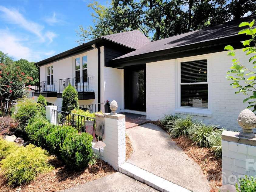 1634 Lumarka Drive, Charlotte, NC 28212.  MLS# CAR4387131, YatesRealty ID 39446. 