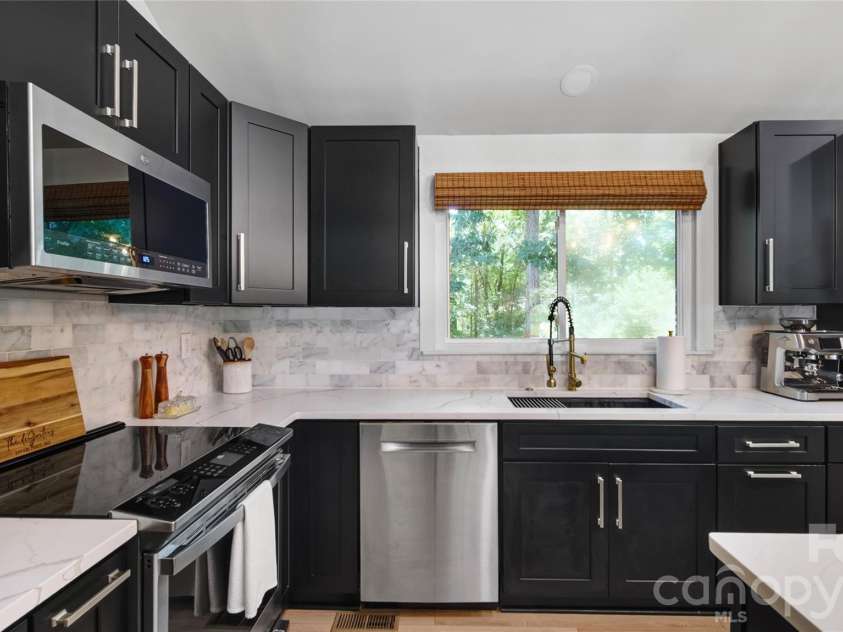 1634 Lumarka Drive, Charlotte, NC 28212.  MLS# CAR4387131, YatesRealty ID 39446. 