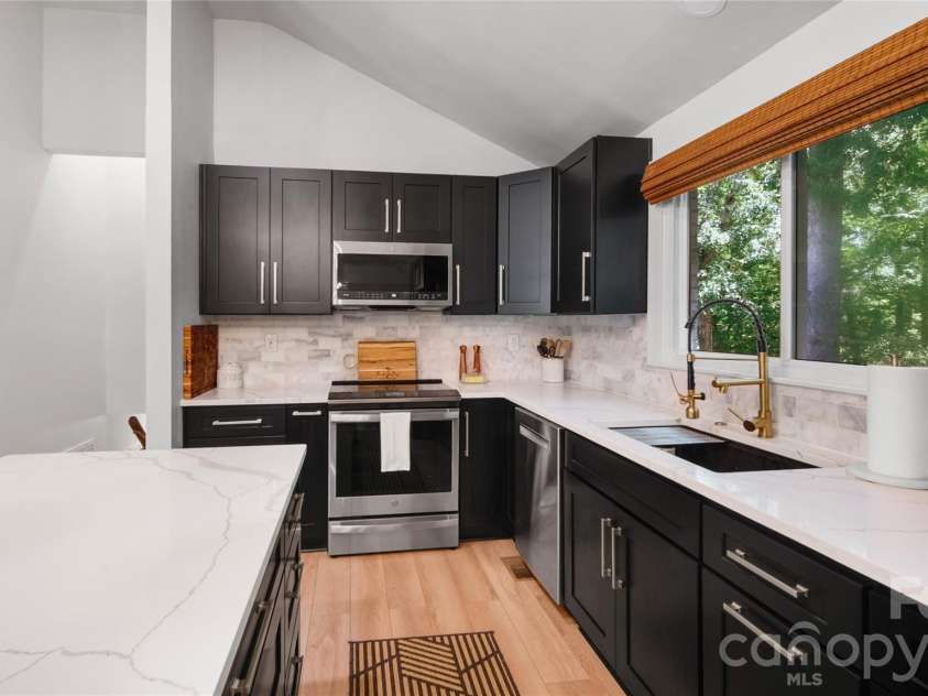 1634 Lumarka Drive, Charlotte, NC 28212.  MLS# CAR4387131, YatesRealty ID 39446. 