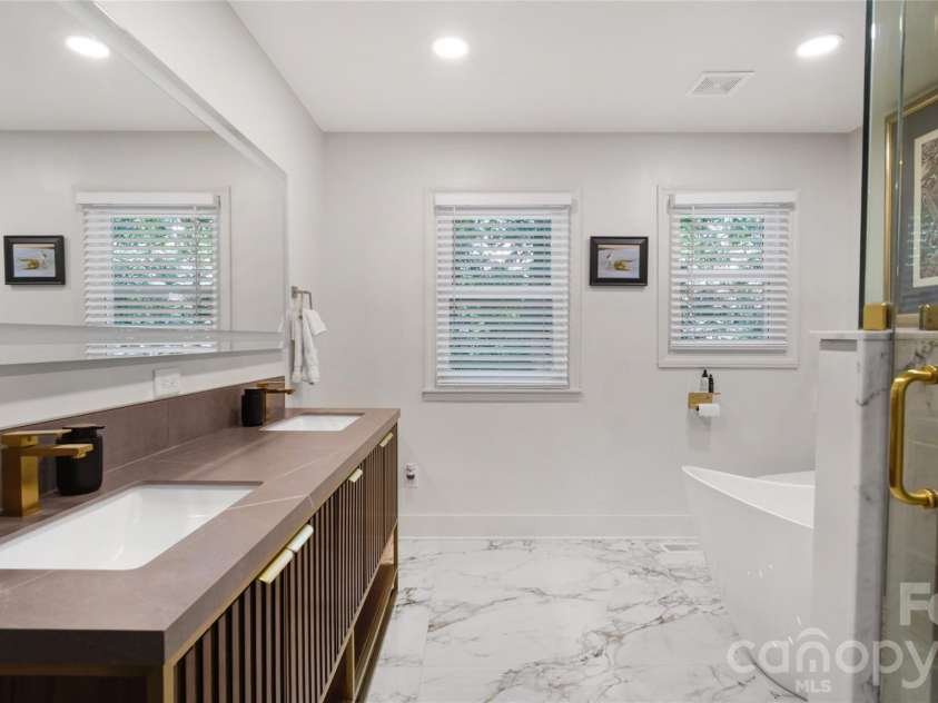 1634 Lumarka Drive, Charlotte, NC 28212.  MLS# CAR4387131, YatesRealty ID 39446. 