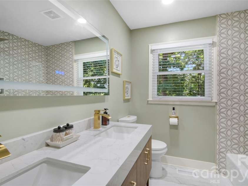 1634 Lumarka Drive, Charlotte, NC 28212.  MLS# CAR4387131, YatesRealty ID 39446. 