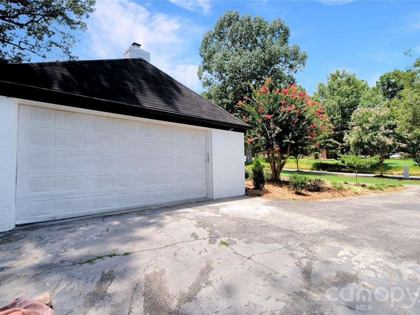 1634 Lumarka Drive, Charlotte, NC 28212.  MLS# CAR4387131, YatesRealty ID 39446. 