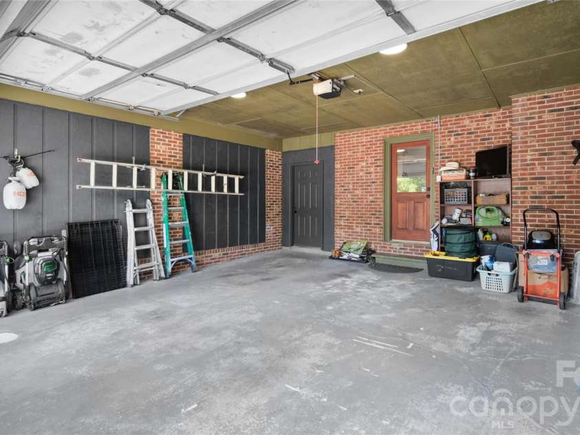 1634 Lumarka Drive, Charlotte, NC 28212.  MLS# CAR4387131, YatesRealty ID 39446. 