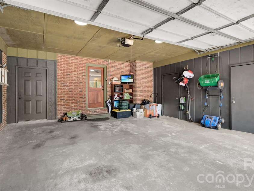1634 Lumarka Drive, Charlotte, NC 28212.  MLS# CAR4387131, YatesRealty ID 39446. 