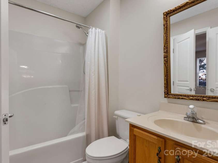 4603 Breakers Lane, Asheville, NC 28806.  MLS# CAR4315924, YatesRealty ID 3945. Primary Bath