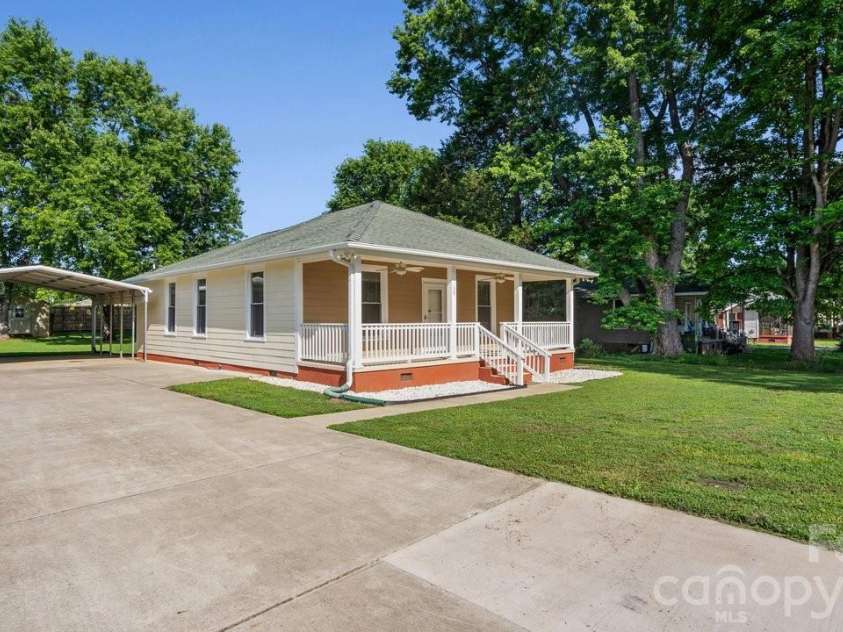 109 Globe Street, Mount Holly, NC 28120.  MLS# CAR4388985, YatesRealty ID 39451. 