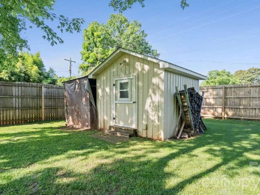 109 Globe Street, Mount Holly, NC 28120.  MLS# CAR4388985, YatesRealty ID 39451. 