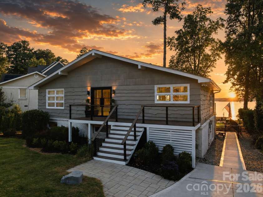 21101 Island Forest Drive, Cornelius, NC 28031.  MLS# CAR4401080, YatesRealty ID 39455. 
