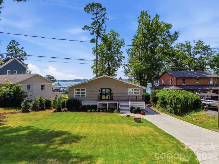 21101 Island Forest Drive, Cornelius, NC 28031.  MLS# CAR4401080, YatesRealty ID 39455. 
