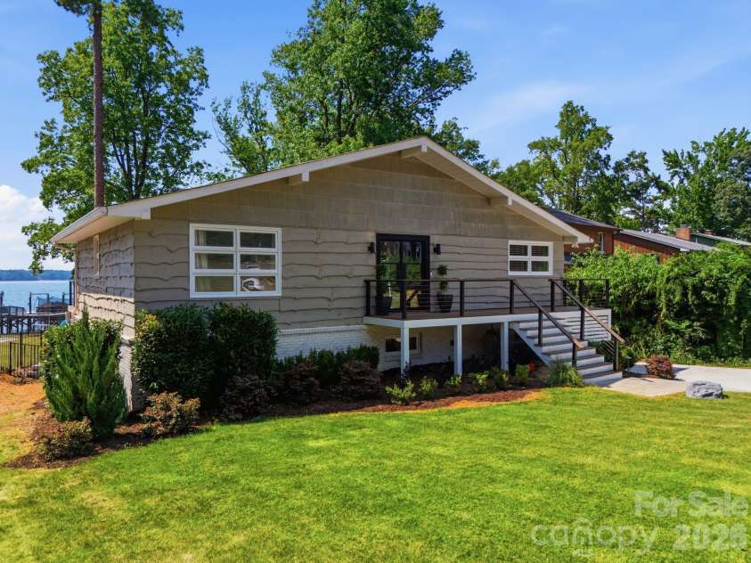 21101 Island Forest Drive, Cornelius, NC 28031.  MLS# CAR4401080, YatesRealty ID 39455. 
