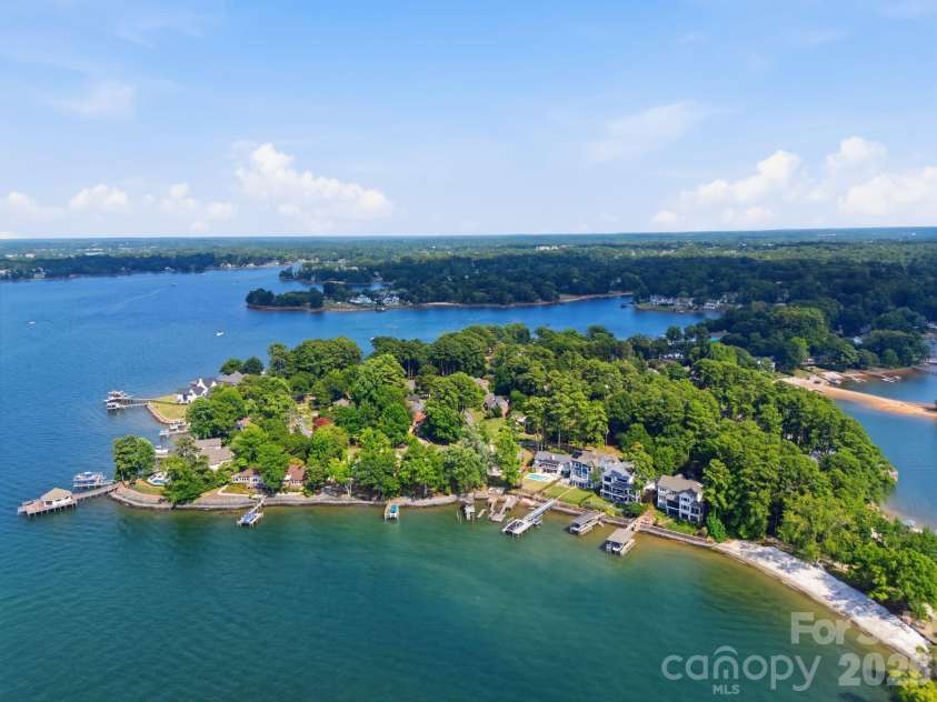 21101 Island Forest Drive, Cornelius, NC 28031.  MLS# CAR4401080, YatesRealty ID 39455. 