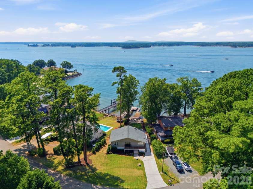 21101 Island Forest Drive, Cornelius, NC 28031.  MLS# CAR4401080, YatesRealty ID 39455. 